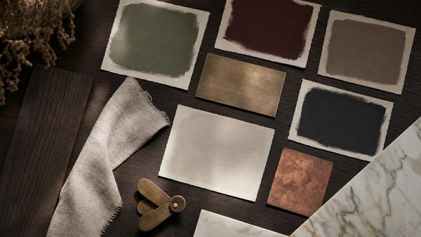 Salon willi z paletą kolorów premium — greige, brass i burgundy w jednej aranżacji