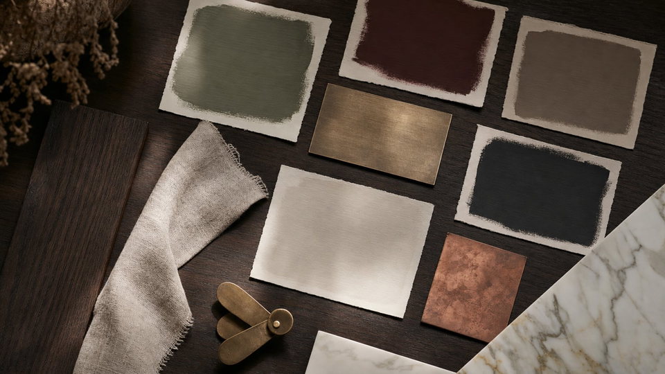 Salon willi z paletą kolorów premium — greige, brass i burgundy w jednej aranżacji