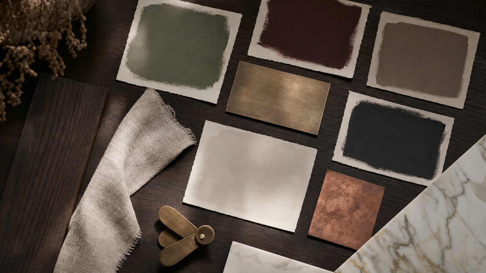 Salon willi z paletą kolorów premium — greige, brass i burgundy w jednej aranżacji